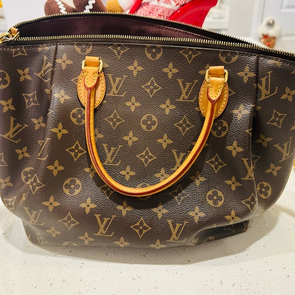 Louis Vuitton Crossbody - Picture 8 of 11